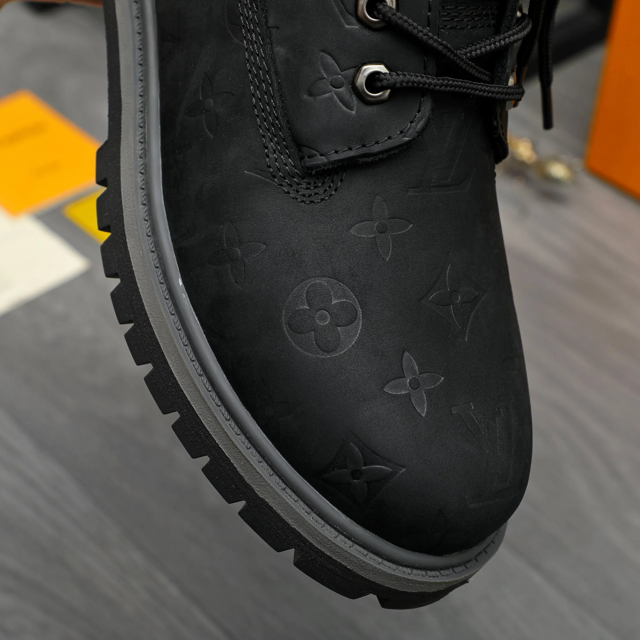 Men's shoes 💰p480 Product trademark: LV "Louis Vuitton" business lace-up high-top men's shoes Regular size: 38-44 Product materials: Selected matte cowhide embossed upper Leather lining Original rubber outsole